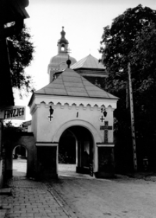 Zabytkowa brama Klasztoru Bożogrobców [Fotografia]