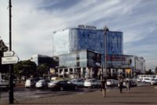 Rondo Dmowskiego przy Hotelu Rzeszów : galerie handlowe [Fotografia]