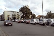 Ul. Batorego : a na płatnym parkingu pełno… [Fotografia]