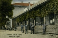 Dworzec kolei w Dębicy = Bahnhof in Dębica [Pocztówka]
