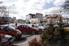 Płatne miejsca parkingowe przy ul. Fredry - widok w kier. ul. Głowackiego [Fotografia]