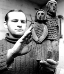 [Rzeźbiarz Antoni Toborowicz prezentujący swoją rzeźbę] [Fotografia]