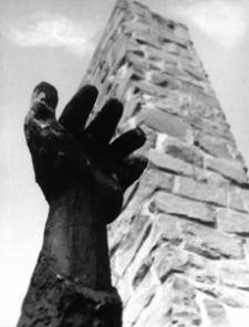 [Pustków pow. dębicki. Pomnik „Pamięci pomordowanych przez hitlerowców w obozie zagłady Pustków w latach 1940-1944” nr 6] [Fotografia]