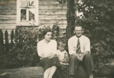 [Franciszek Kotula z żoną Michaliną i synem Sławomirem przed domem przy ul. Niemcewicza w Rzeszowie] [Fotografia]