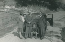 [Franciszek Kotula z żoną Michaliną, synem Bogusławem i kierowcą podczas niedzielnego wyjazdu] [Fotografia]