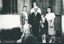 [Walenty Kotula (ojciec Franciszka) z rodziną przed domem w Głogowie Małopolskim] [Fotografia]