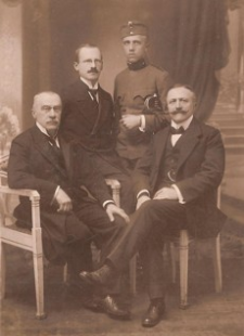 [Ignacy Schaitter (pierwszy z lewej)] [Fotografia]
