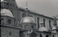 [Kraków. Kaplice katedry wawelskiej od strony południowej nr 1] [Fotografia]