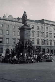 [Kraków. Pomnik Adama Mickiewicza na Rynku Głównym] [Fotografia]