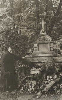 [Józef Wiśniowski na cmentarzu Rakowickim w Krakowie] [Fotografia]